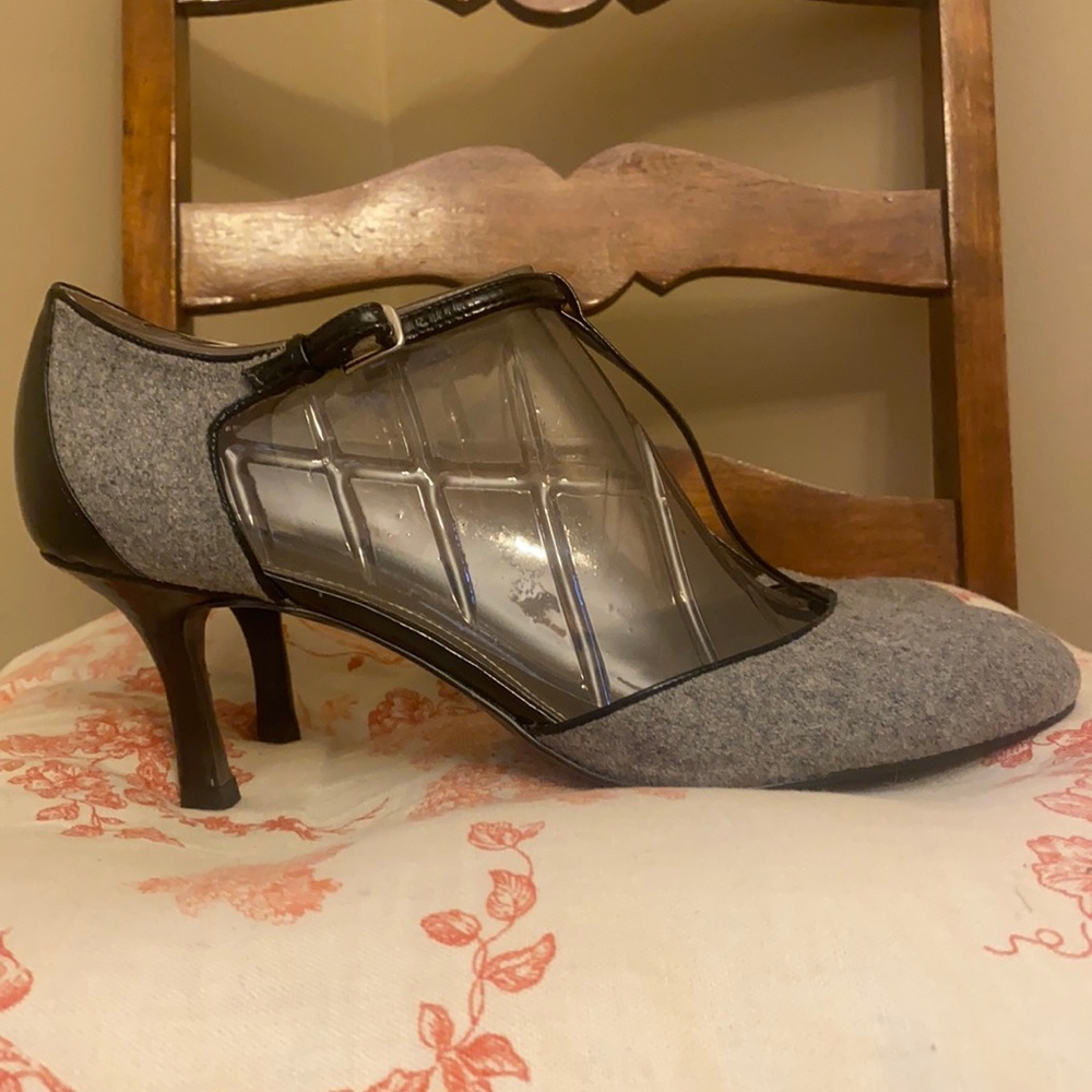 Tahari Gray flannel, black patent t strap
